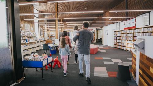 Family walking in the entrance to Maitland Library