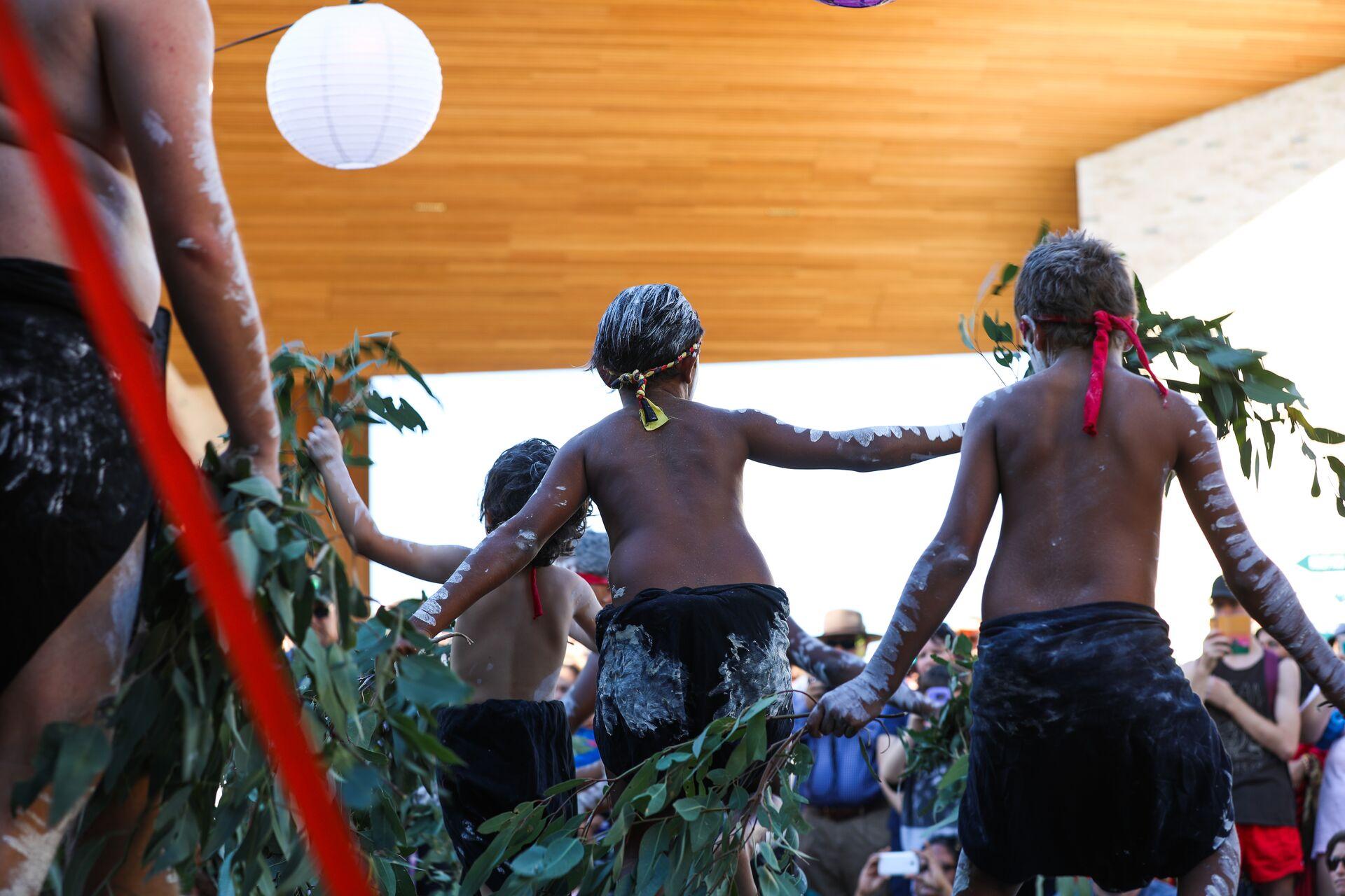 Young indigenous dancers in the Levee Maitland
